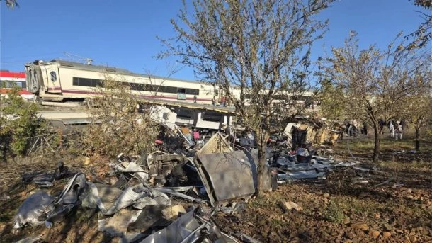 Sobreviviente del choque de trenes en España: "20 minutos antes nos habían avisado que el tren se detenía por tráfico"