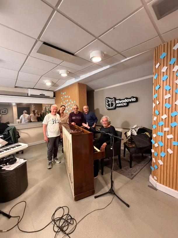 ¡Música en vivo con Aquiles Roggero!