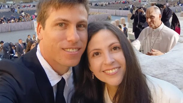 Nelson Castro charló con la pareja santafesina que fue bendecida por el Papa León XIV
